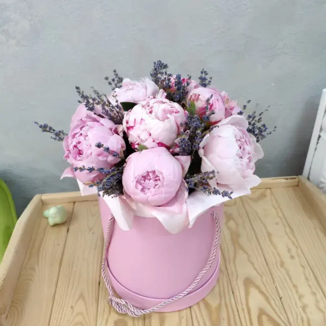 Шляпная коробка с нежными пионами
