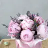 Шляпная коробка с нежными пионами фото 3